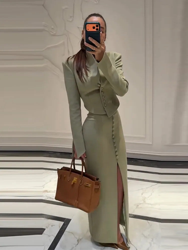 Completo donna con giacca sagomata e gonna lunga con spacco