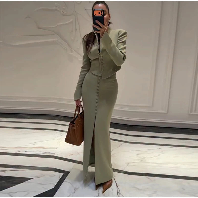 Completo donna con giacca sagomata e gonna lunga con spacco