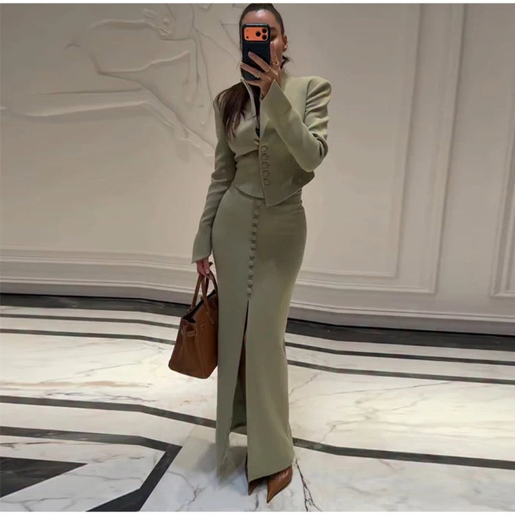 Completo donna con giacca sagomata e gonna lunga con spacco