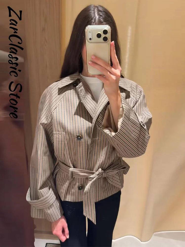 Trench corto a quadri da donna con cintura