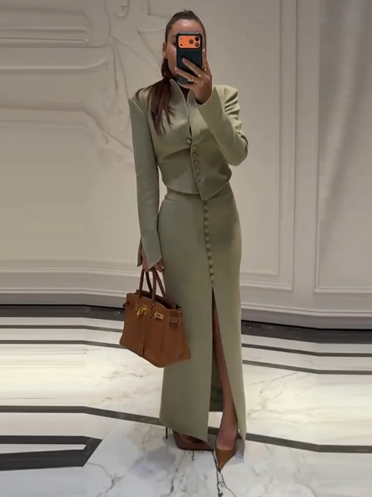 Completo donna con giacca sagomata e gonna lunga con spacco