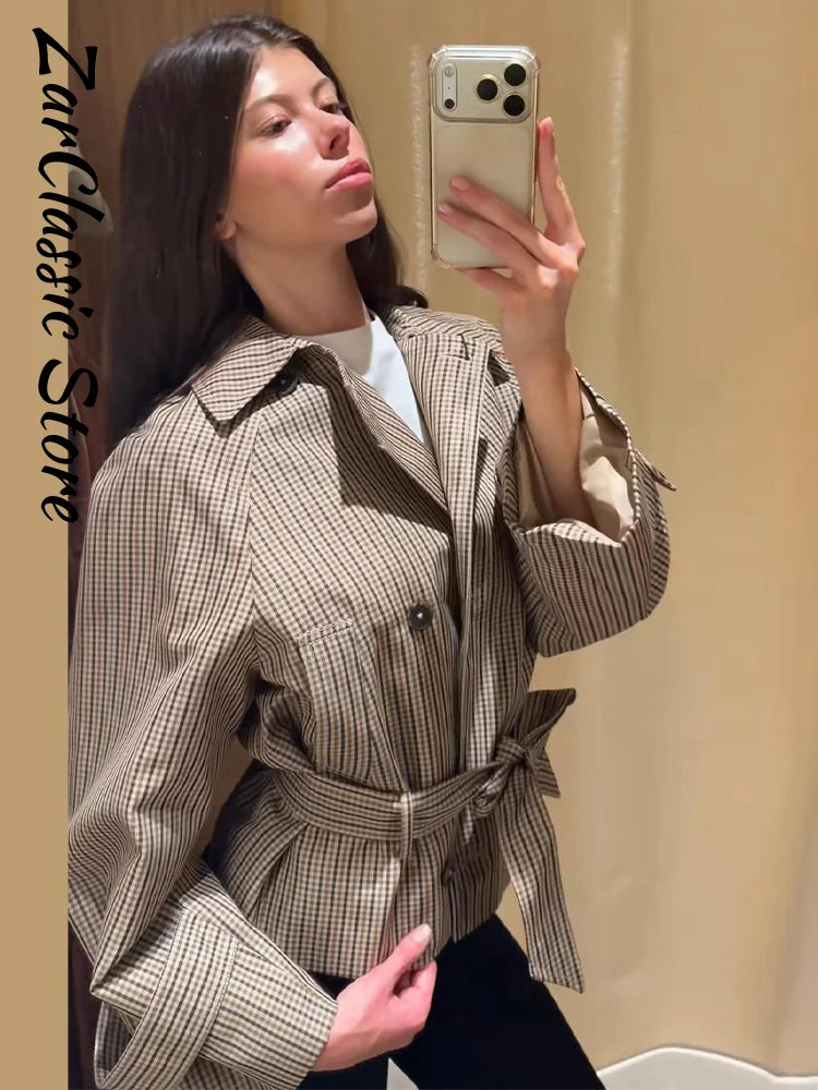 Trench corto a quadri da donna con cintura