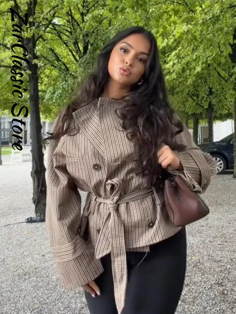 Trench corto a quadri da donna con cintura
