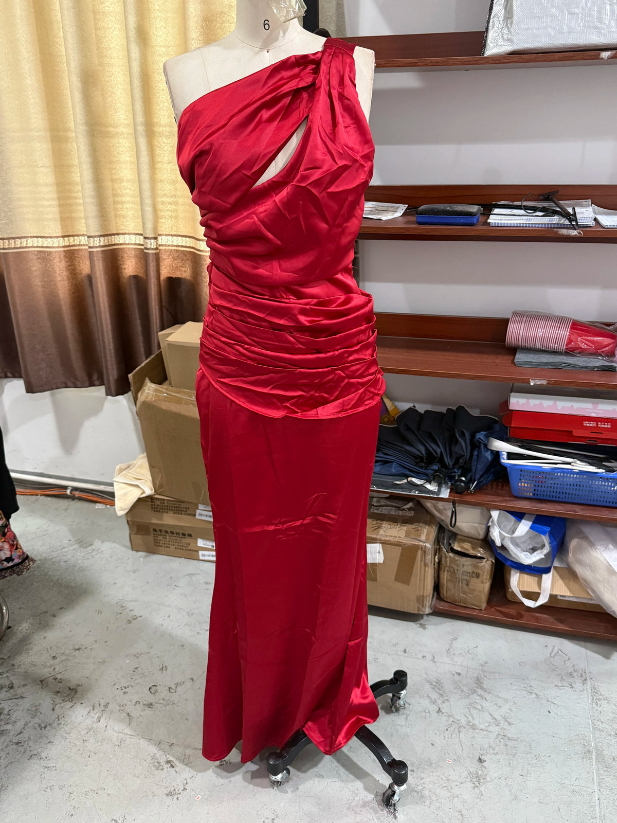 Abito Lungo Elegante con Collo all'Americana — Schiena Scoperta, Vita Segnata, Spacco Maxi