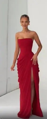 Abito Lungo Elegante con Collo all'Americana — Schiena Scoperta, Vita Segnata, Spacco Maxi