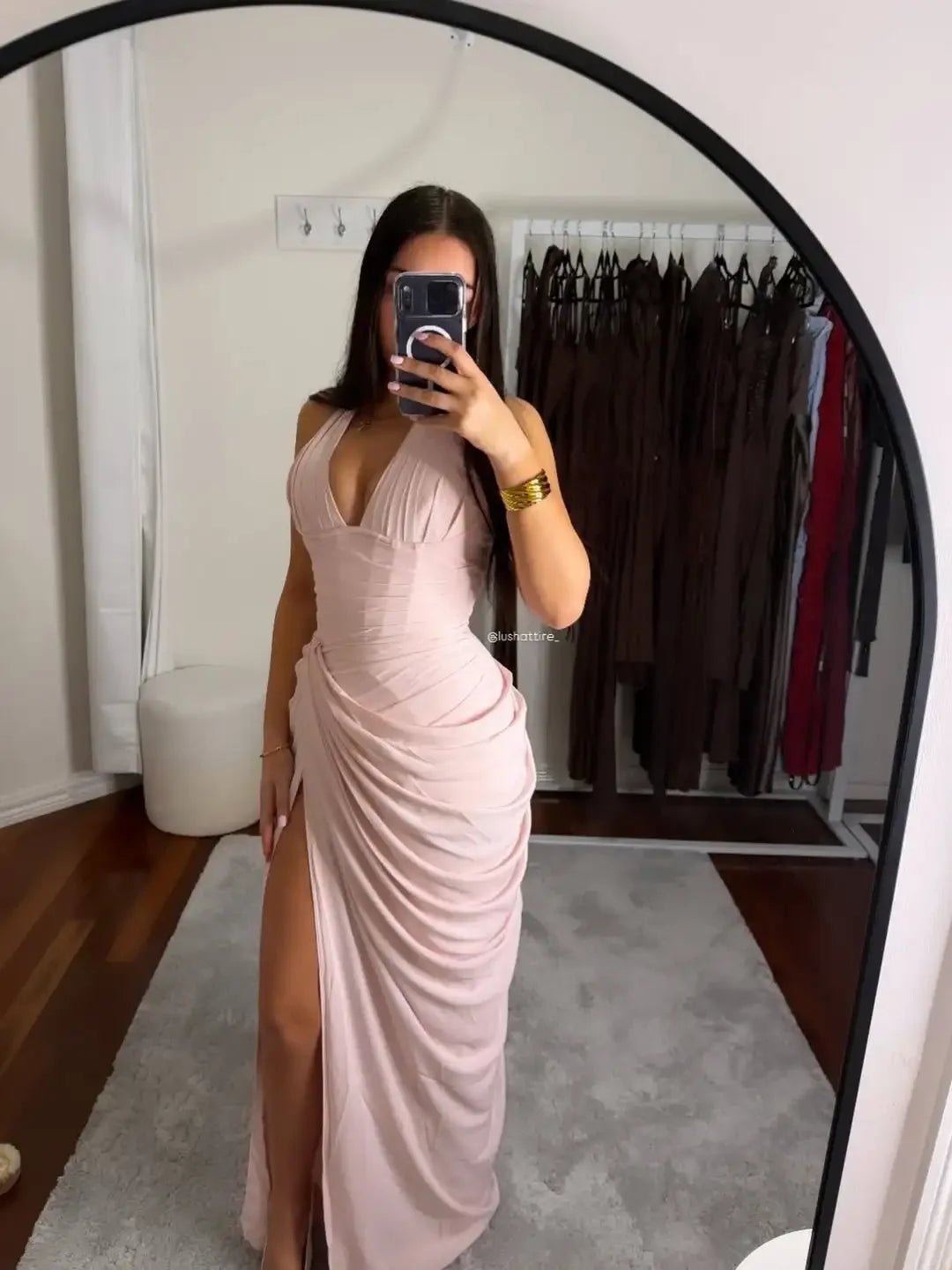 Abito Lungo Elegante con Collo all'Americana — Schiena Scoperta, Vita Segnata, Spacco Maxi