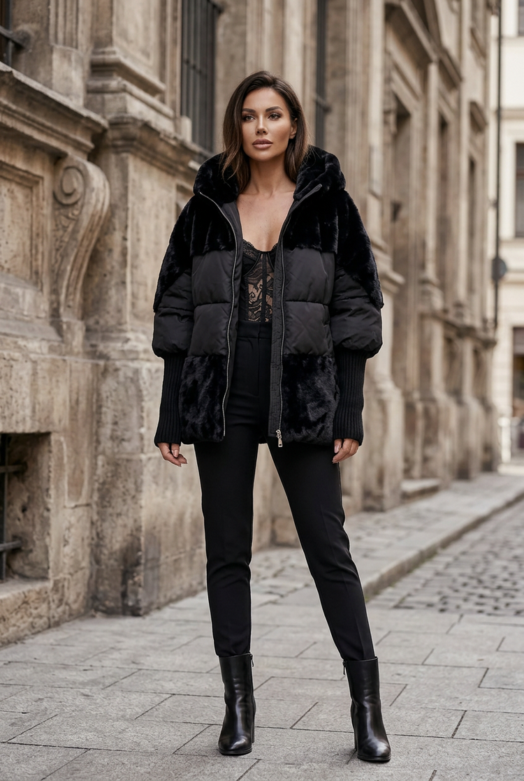 Look con giacca nera, body in pizzo, pantaloni aderenti e stivaletti
